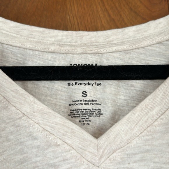 4 basic v-neck tees - Picture 8 of 10